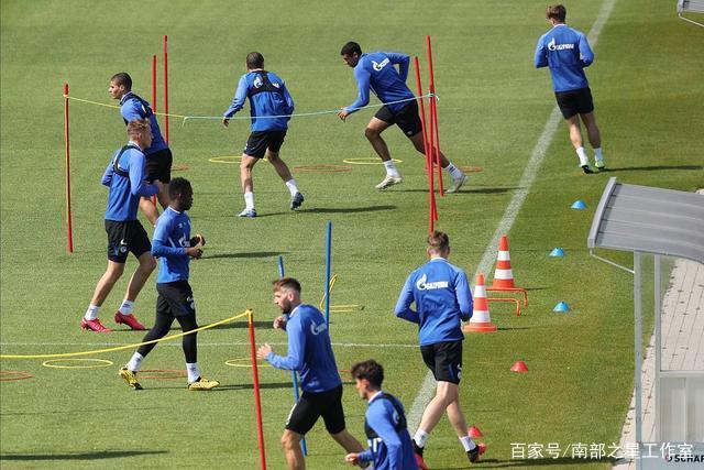 曼联新赛季第三球衣设计曝光：黑色与红色搭配